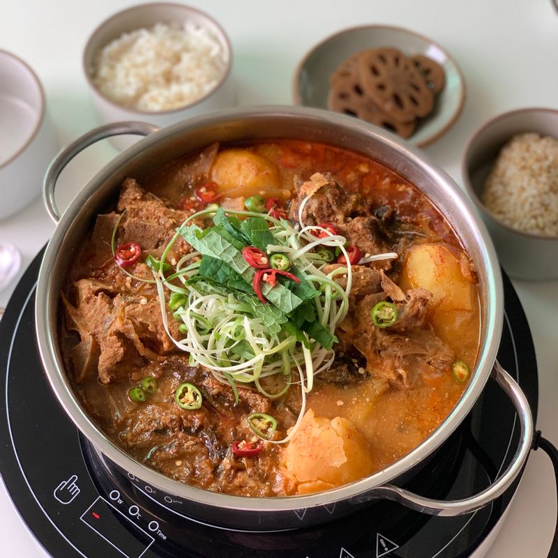 아침 저녁으로 시원해진 날씨에 뜨끈한 감자탕이 생각나 준비했어요. 무청 시래기 대신 배추시래기로 끓였는데 부드러운 고기, 포슬포슬 감자까지 정말 맛있게 먹었어요.🙂  #감자탕 #등뼈감자탕 #뼈다귀탕