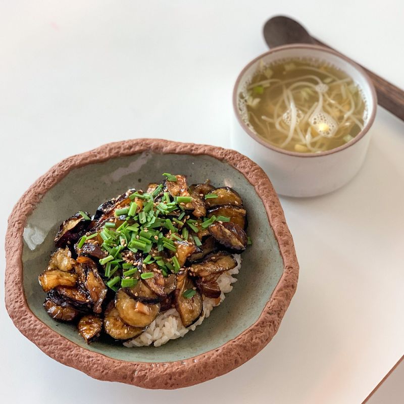 가지가 주재료인 덮밥인데 꼭 고기덮밥을 먹는맛이라며 남편이 엄지척 👍 들어준 레시피 입니다! 쪽파 대신 부추를 올려주고 콩나물국과 함께 준비했어요. #한그릇식사 #가지요리 #가지밥 #가지덮밥 #가지데리야끼덮밥 #콩나물국