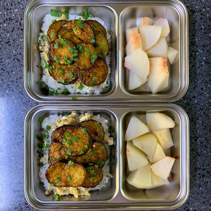 이미 아이들에게도 인정받은 맛인데요. 단백질 추가를 위해 달걀스크램블도 올려주니 한 그릇 영양식사가 완성됐어요.😄