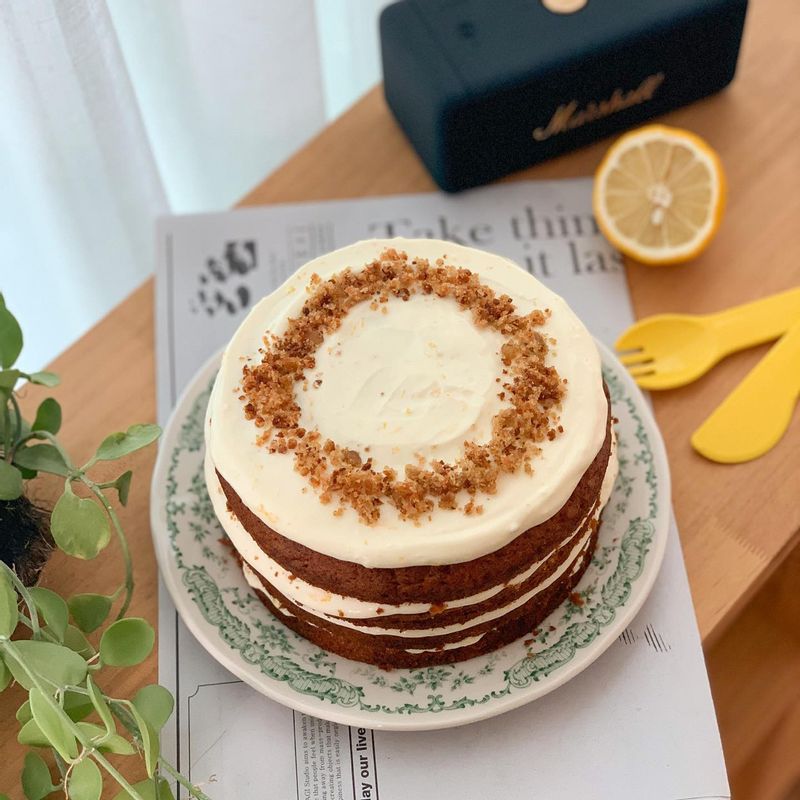 당근 듬뿍 넣은 당근케이크! 크림치즈 베이스 크림에 레몬제스트, 레몬즙을 넣으면 더 깔끔하고 상큼한 케이크가 만들어져요🙂 #당근 #크림치즈 #당근케이크 #케이크