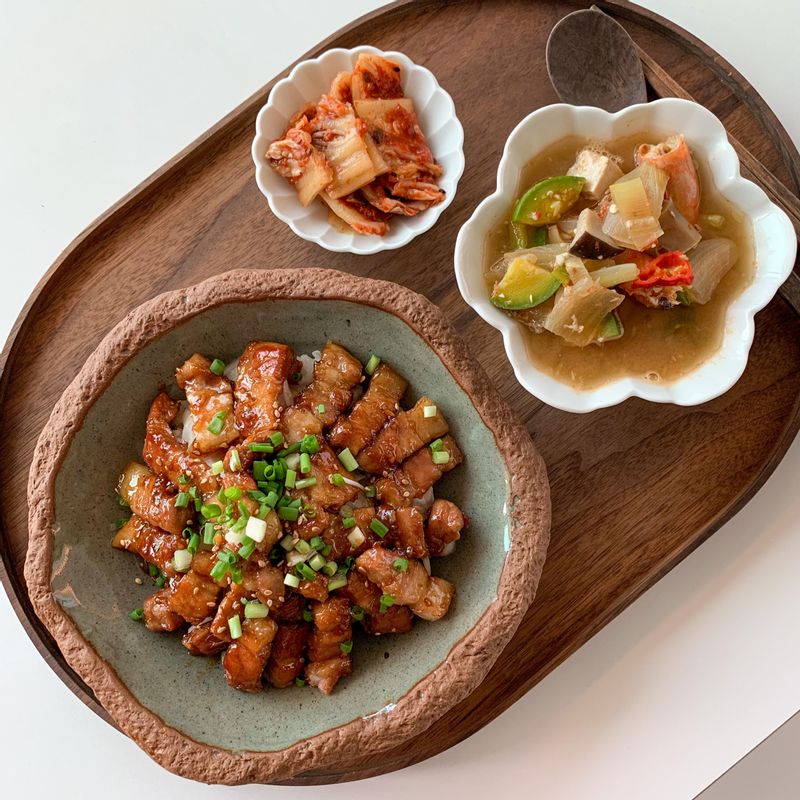 양념이 정말 맛있는 삼겹살 덮밥을 만들었어요. 아이들은 양파채 대신 상추를 잘게 썰어 비벼주었더니 한 그릇 뚝딱! 간단하고 맛있는 식사메뉴로 강력추천해요! 😊  #한그릇음식 #삼겹살 #삼겹살덮밥