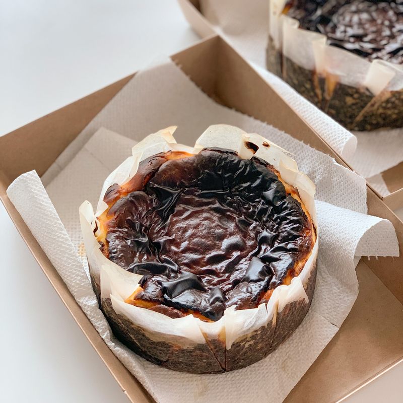 바스크치즈케이크를 인생 치즈케이크라고 하는 이유가 있겠죠? 깊어가는 가을 날 🍂 따뜻한 커피와 함께 먹으면 좋은 디저트로 추천해요.  #케이크 #크림치즈 #바스크치즈케이크