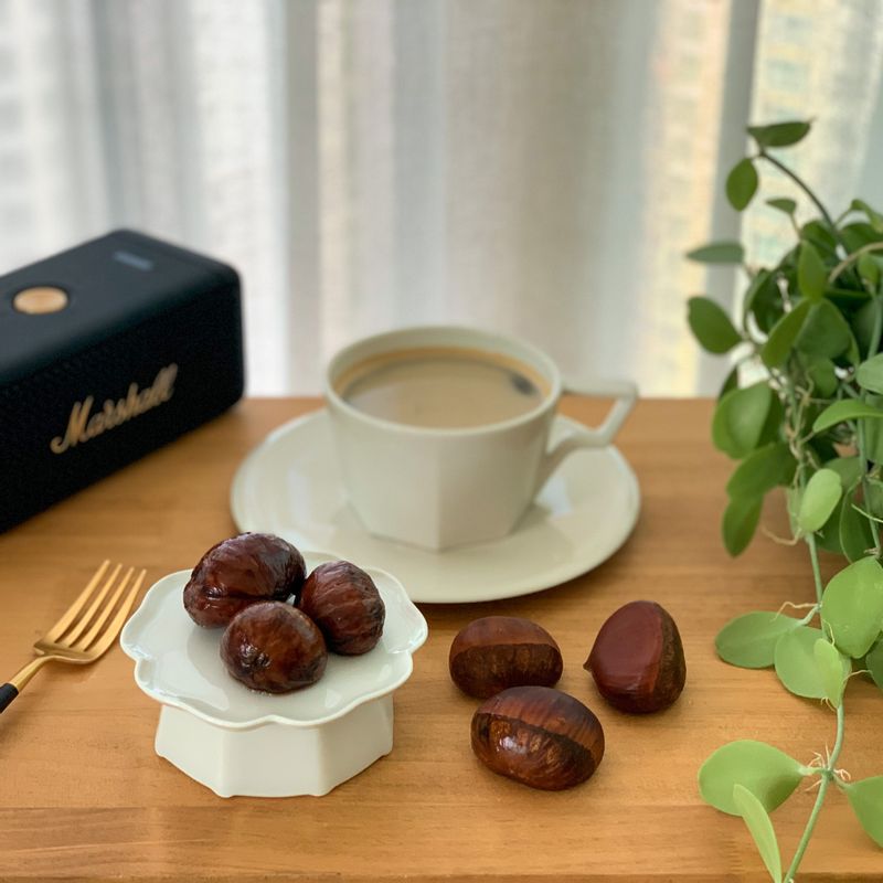 밤 껍질을 제거하는 일은 힘들지만 몇 년째 만들고 있는 밤 조림, 수고로운 만큼 보상받는 맛이랍니다. 😊 #밤 #티타임 #보니밤 #밤조림 #리틀포레스트