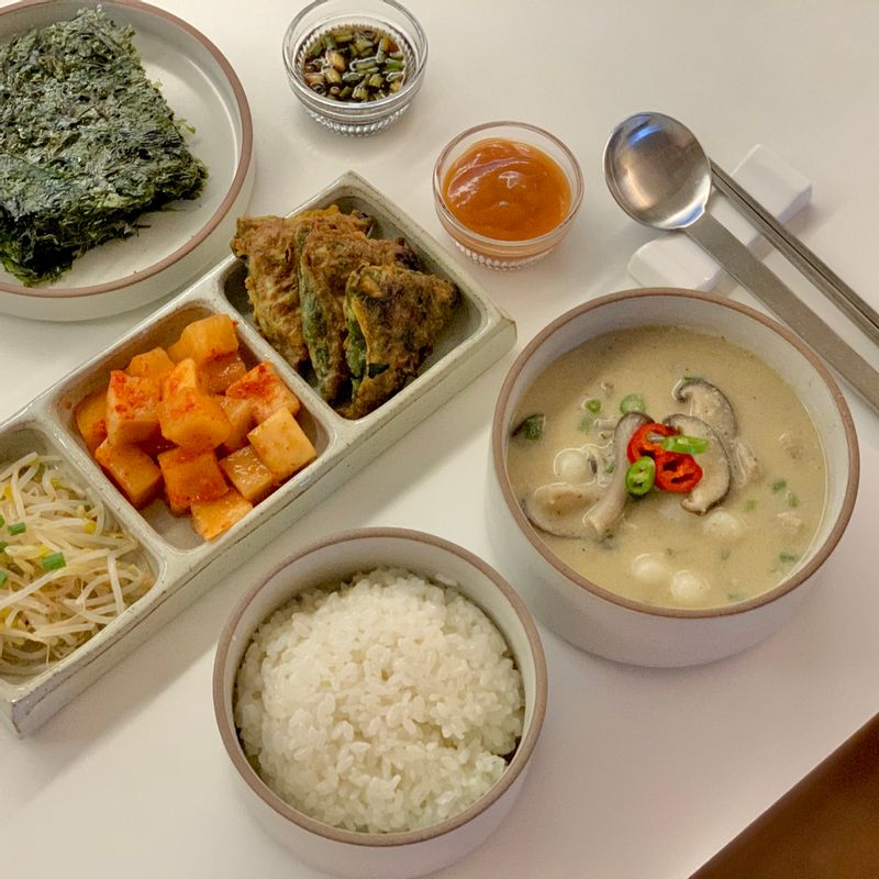 친정엄마가 해주시던 머윗대들깨탕을 참 좋아했어요. 이 버섯들깨탕도 맛이 좋아 저희 가족 모두 좋아하는 레시피랍니다😃  #한식 #들깨탕 #버섯 #버섯들깨탕