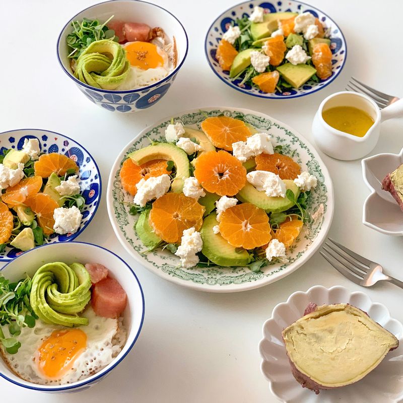 온 가족이 즐거웠던 주말 아침식사🙂   #샐러드 #아보카도 #아보카도명란비빔밥 #귤아보카도샐러드