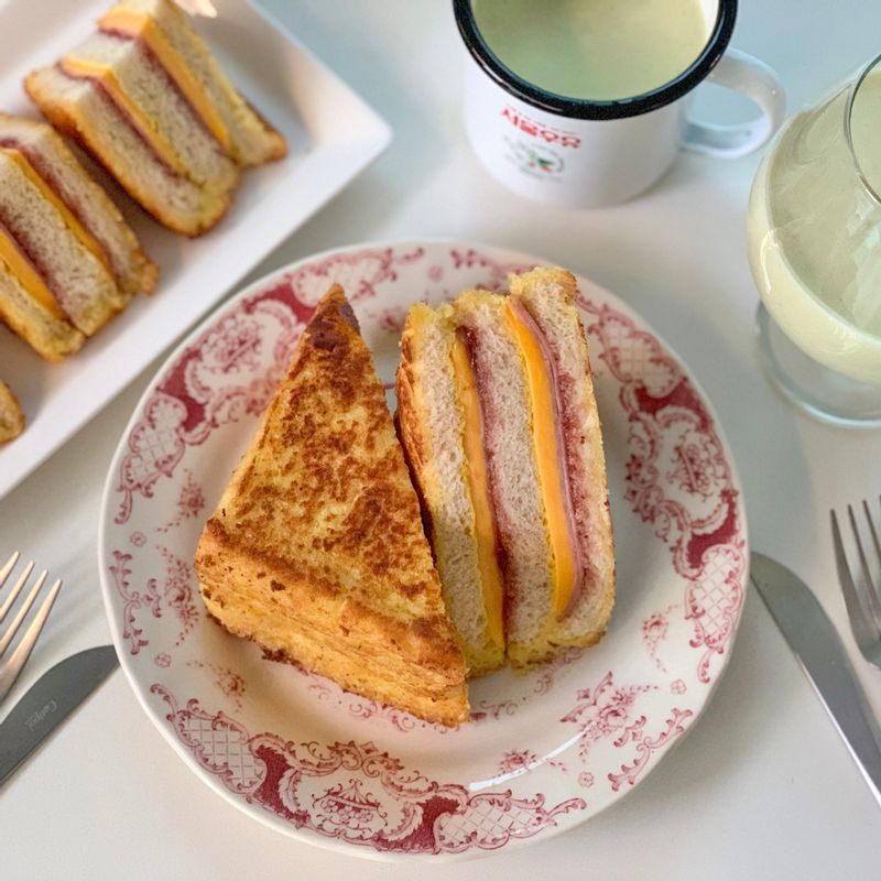 겉바속촉 몬테크리스토샌드위치에 아이들이 좋아하는 아보카도바나나스무디와 함께 즐겼던 행복한 주말💌  #식빵 #샌드위치 #아보카도 #몬테크리스토 #스무디 #토스트 #간식