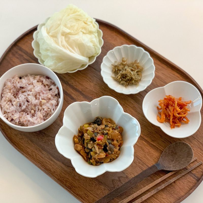 자투리 채소와 양배추만 있으면 자연스럽게 양배추를 찌고우렁이강된장을 만들고 있는 저를 발견해요.😁 영양도 풍부하고 포만감도 좋아 정식탁에 자주 오르는 메뉴랍니다. #강된장 #양배추쌈 #집밥 #한식