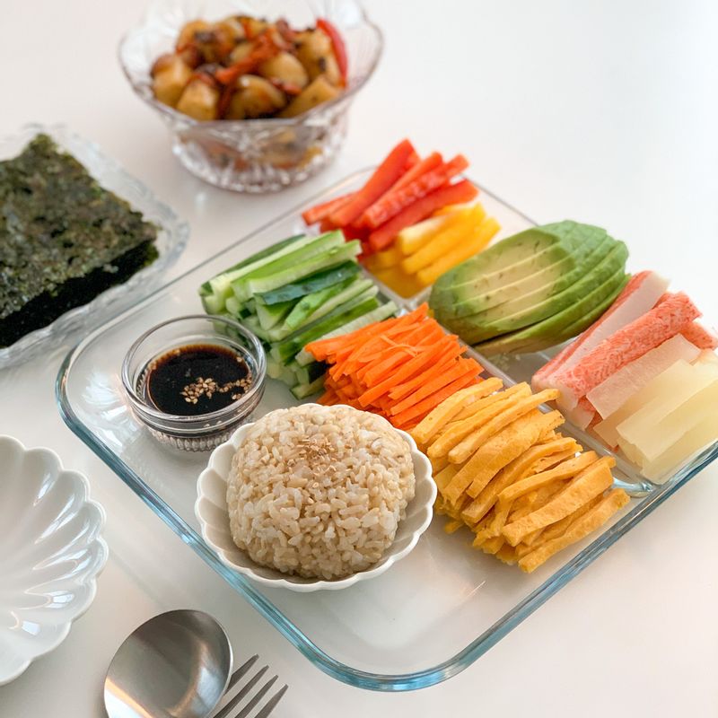 아이가 좋아하는 궁중떡볶이와  남편이 좋아하는 파티초밥을 함께 즐겼어요🙂  #파티초밥 #셀프김밥 #떡볶이 #주말식사 #아보카도 #김밥