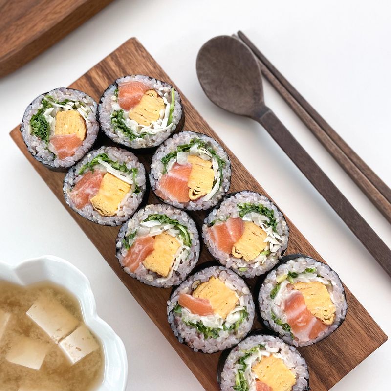 하와이안연어덮밥에 이어 연어김밥을 만들었어요. 식당에서 파는 연어롤 부럽지 않은 맛!!!  두부만 넣어 간단하게 끓인 미소된장국과 즐겼어요.  #연어 #연어요리 #김밥 #연어롤 #연어김밥 #도시락