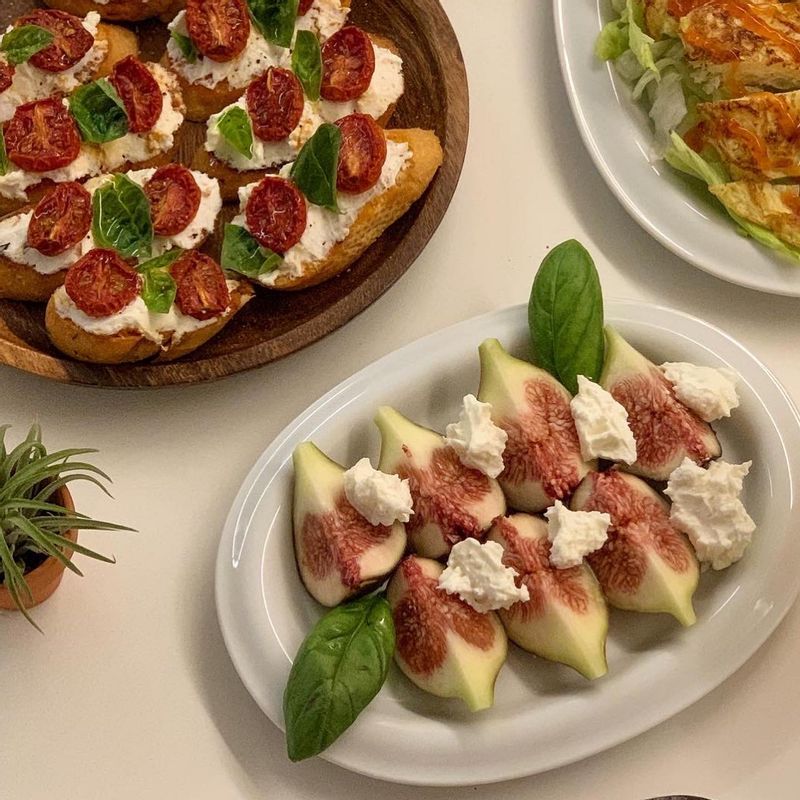 무화과와 리코타 치즈 조합은 모르는 사람이 없기를🙏🏻 이제 끝물이라 당분간 못 만날 무화과.. 마지막으로 실컷 먹었답니다.😊