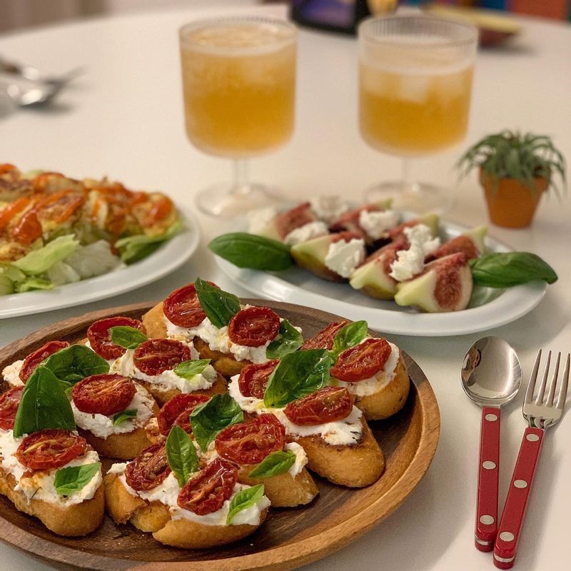 정말 맛있게 먹은 선 드라이 토마토🍅부르게스타를 소개합니다. 구운 바게트와 치즈 썬드라이토마토 바질 올리브오일 어느것 하나 소중하지 않은 게 없는 조합이었어요. #썬드라이토마토 #선드라이토마토 #토마토 #바게트 #핑거푸드 #파티음식 #초대음식 #와인안주 #부르스게타 #부르게스타 #바질 #초대음식 #초대요리 #집들이음식