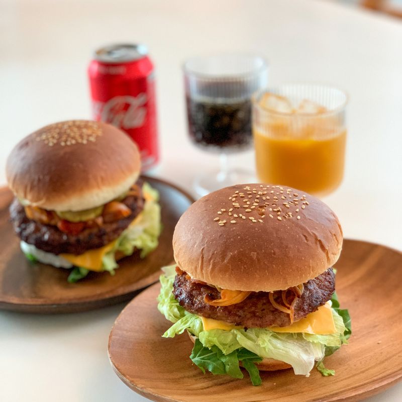 사먹는 버거만큼 맛있는 수제햄버거🍔 패티는 간편하게 떡갈비로 대체하고 토마토가 없어 채썬 양파 오일에 볶은 뒤 토마토소스 넣어 졸여 넣었어요. 아니 이 맛은?? 버거퀸? 😁  #햄버거 #수제햄버거 #떡갈비 #간식 #도시락 #토마토