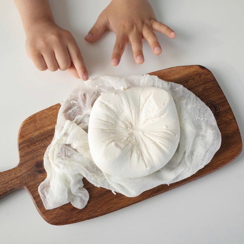 우리의 식탁 덕분에 리코타치즈를 알게되고 만들어 먹은지 3년째!! 만들기 어렵지 않고 저희 가족 모두 좋아해서 종종 만들어 먹는데요. 레몬즙보다 생레몬을 즙내어 넣어주면 훨씬 더 상큼하게 먹을 수 있어요. 샐러드에 곁들여도 좋지만 고구마와 함께 먹어도 정말 맛있답니다😄  #치즈 #리코타치즈 #생크림 #우유