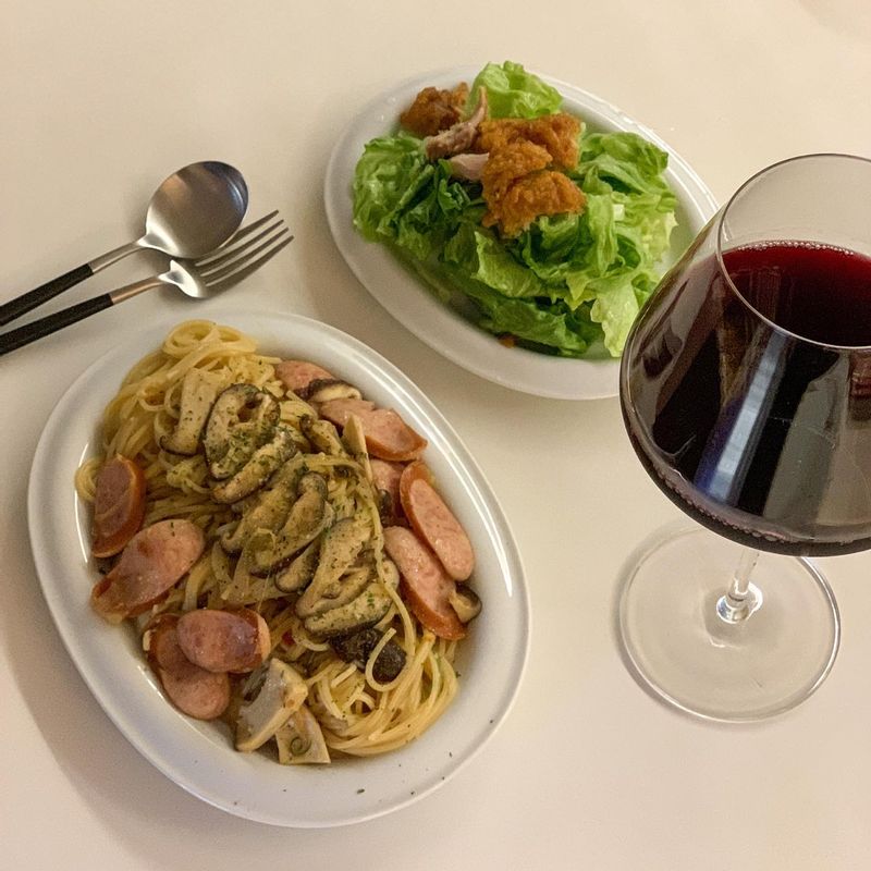 이 날은 표고버섯과 새송이 버섯 그리고 소세지를 넣어 만들었어요. 페페론치노 듬뿍 넣어 매콤하게 만들어 와인과 함께 즐겼어요.