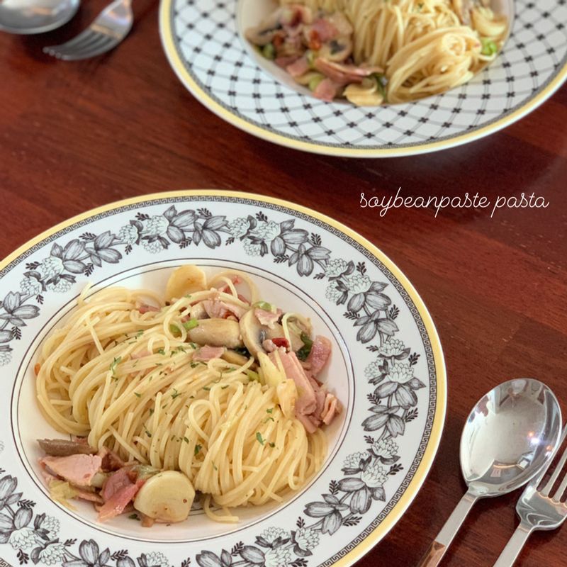 아직 버섯 된장 파스타를 안 드셔 보셨다면 제발 빨~~~~~~리 만들어 보세요. 그동안 먹은 파스타 중에 제일 긴 여운을 남긴 맛이에요. 버섯을 기본으로 취향껏 새우나 베이컨등 부재료를 추가해도 좋아요. 그 어떤 재료가 들어가도 최상의 맛을 낼 거라 장담하는 레시피!! (페페론치노 듬뿍 넣어 매콤하게 즐기면 더욱 맛있어요)  #된장 #파스타 #버섯요리 #버섯된장파스타 #퓨전음식 #버섯