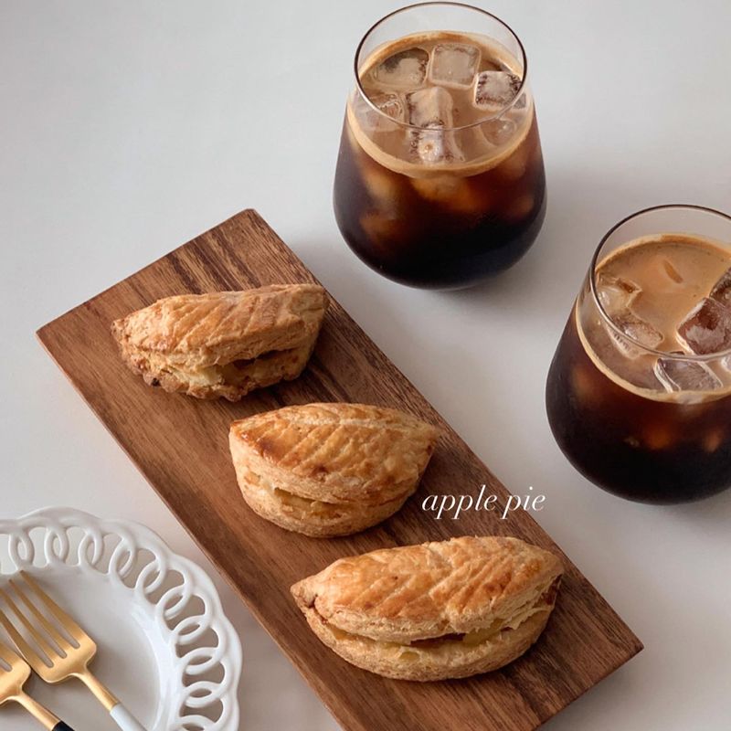 달콤하고 바삭한 애플파이, 냉장고에 방치하고 있던 사과를 먹으려고 만든 파이였는데 너무 맛있게 먹었어요. 파이지 만드는 게 조금 번거로워 다음에는 우리의 식탁에 있는 미니애플파이 레시피로 아이와 함께 만들어 보려고요🤗 #디저트 #파이 #애플파이 #홈카페