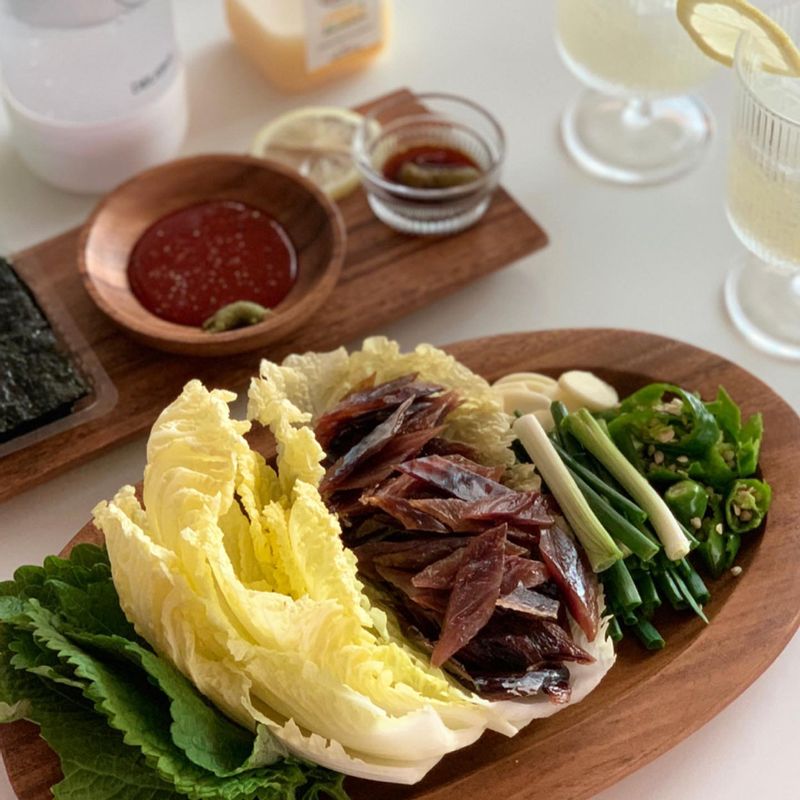 과메기를 직접 구매할 줄이야… 10년 전에 먹어본 게 처음이자 마지막인데 갑자기 너무 먹고 싶어서 주문했어요. 비리지 않고 맛있어서 이제 매년 찾아서 먹을 것 같아요.😁  #과메기 #포항과메기 #술안주