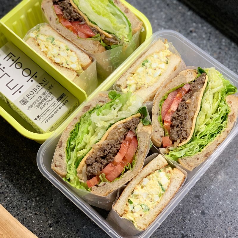 불고기샌드위치는 언제 먹어도 맛있는 것 같아요. 남편 직장 동료분들과 나누어 먹으라고 도시락에 포장했는데 너무 맛있다며 극찬 했다고 하네요😊🙏🏻  #샌드위치 #불고기 #불고기샌드위치 #도시락 #간편식