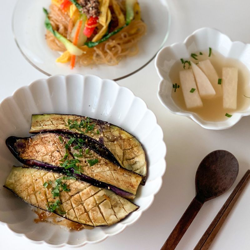 인기 폭발! 댓글 폭발! 이라는 인스타 우리의식탁 피드를 보고 만들지 않을 수 있나요!  역시… 남편, 아이에게 모두 인기 폭발이었던 가지 덮밥! 이거 이거… 데리야끼 가지 덮밥과 쌍벽을 이루는 맛인데요?  가지덮밥과 시원한 동치미 국물! 잡채까지~ 너무 잘 어울리는 조합이었어요🙌🏻   #가지요리 #가지레시피 #가지 #가지덮밥 #덮밥요리 #한그릇식사 #동치미