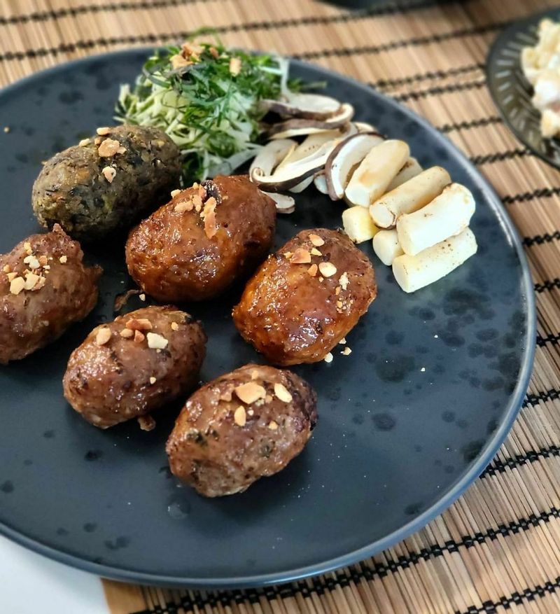 티비 프로그램에서 율란을 넣어 떡갈비를 하는걸보고 따라해봤었는데 조금 번거롭긴해도 고급 한정식집에서 나오는 음식같고 아주 만족스러웠어요! 술안주로도 좋을것같았습니다 :) #밤요리 #집들이음식 #손님상메뉴 #한정식 #밤떡갈비 #율란 #떡갈비