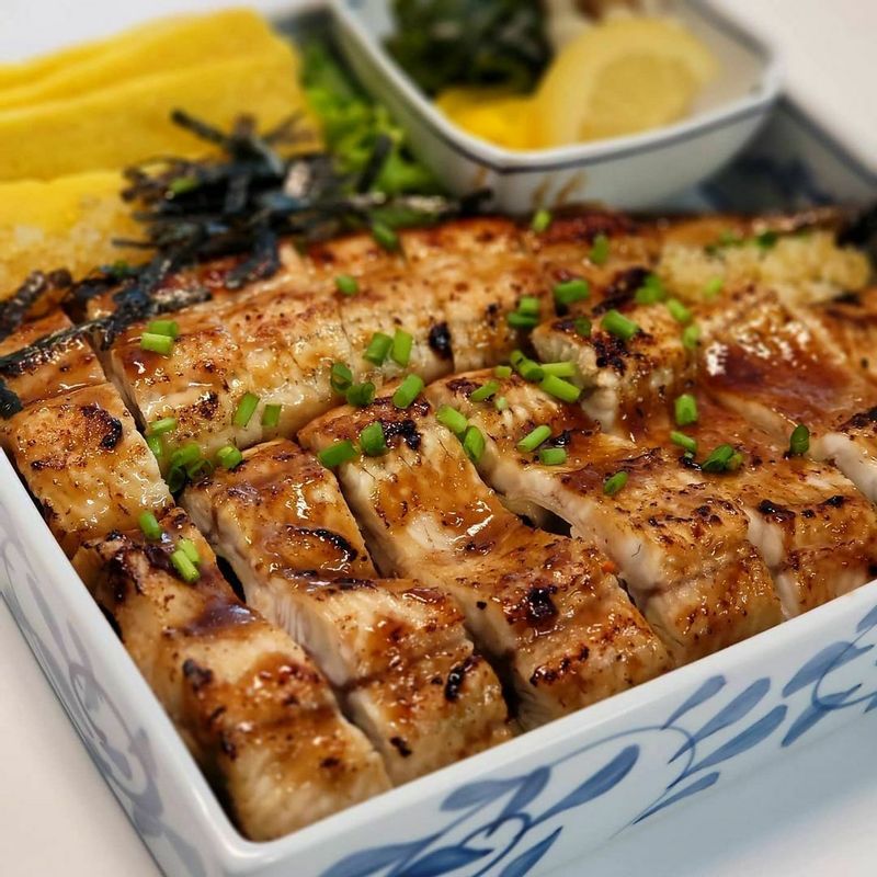 이마트에서 장어가 세일하길래 냉큼사다가 장어덮밥 해먹었어요! 엄청크고 살도 통통한 국내산장어였는데 50% 할인행사해서 저렇게 한마리에 8천원돈에 겟♡ . 양념도 들어있고 손질도 다되어있어서 웬만한 생선보다도 조리는 간단했고 이것저것 구색맞추니 마루심 안부러운 고오급진 한상이 완성되었습니다 크으😎🖤 . 📍 (늘러붙지않게) 기름을 살짝 묻힌 예열된팬에 장어를 1차로 구워줍니다. . 📍이때 껍질부분이 아래로가게 놓고 먼저 한쪽구워주세요.  . 📍중불에 두고 충분히 구워주는게 좋아용 . 📍집에 토치가 있다면 이때 토치질을 같이 해주시면 넘 좋아요! . 📍앞뒤로 양념을 잘발라준뒤 약불에 양념이 베일정도로 좀더 구워주세요 . 📍 먹기좋은크기로 잘라 그대로 반찬이나 안주로 먹어도 좋고 저처럼 밥위에 얹어 덮밥처럼 드셔도 꾸르맛 . 저처럼 생강채와 김가루를 같이 내어주시믄 금상첨화🖤   #보양식 #집밥 #한그릇요리 #장어덮밥 #장어구이