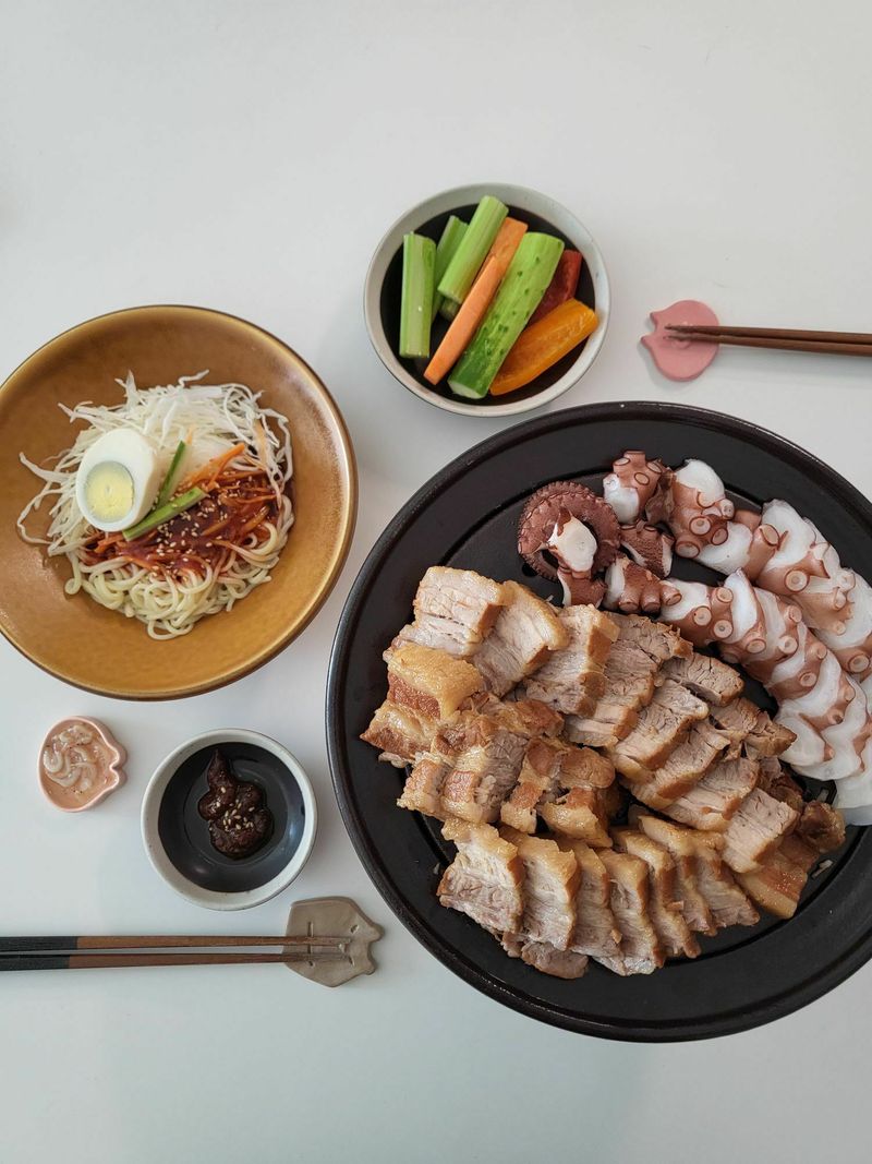 날씨가 쌀쌀해지면 수육이 생각나죠 수육이랑 같이 먹겠다고 보쌈김치까지 사놓고는 수육다먹고 새우젓 냉장고에 집어넣을때 알았네요 저 상에 김치가 없었다는걸🤦♀️