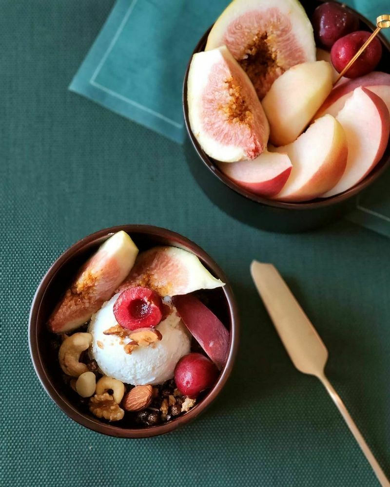 그릭요거트에 무화과, 그래놀라, 견과류를 곁들이고 먹기직전에 꿀이나 메이플시럽을 뿌려주면 실패없는 디저트 완성이죠♡ #그릭요거트 #무화과 #디저트 #홈카페