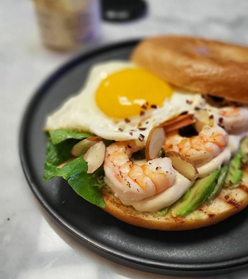 반 갈라 구워낸 베이글에 아보카도, 새우, 서니사이드업을 얹어주면 그럴싸한 홈브런치 완성♡ 알리올리 소스랑 크러쉬드페퍼까지 곁들이면 금상첨화쥬 #홈브런치 #홈카페 #오픈샌드위치 #샌드위치 #아보카도새우오픈샌드위치 #아보카도