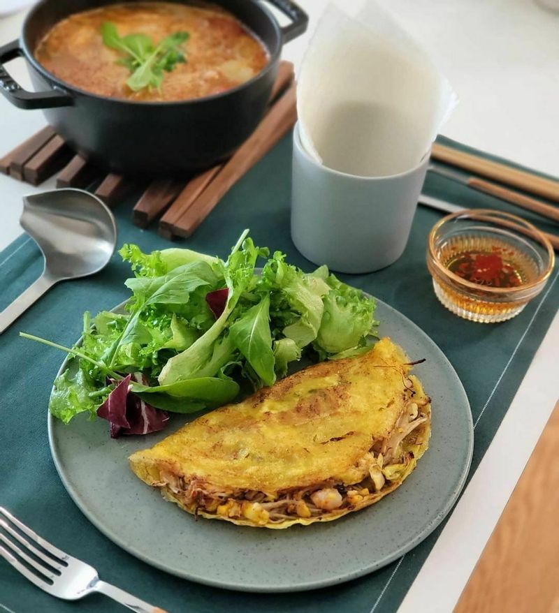 저의 최애메뉴중 하나인 반쎄오입니다 :) 새우, 돼지고기, 숙주 가득넣어 볶아준뒤 바삭하게 구워낸 반죽위에 넣고 새콤짭짤한 소스에 찍어먹으면 대쥰맛♡ 예전에 사둔 드라이 라이스페이퍼까지 곁들여 제대로 먹었어요! #신혼밥상 #혼밥 #베트남음식 #베트남 #똠양꿍 #쌀국수 #동남아여행 #베트남요리 #반쎄오