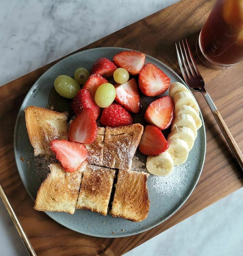 애매하게 남은 식빵은 바삭하게 구워 과일이랑 곁들이면 보기좋은 디저트가 되쥬♡ #홈브런치 #브런치 #홈카페 #디저트 #토스트