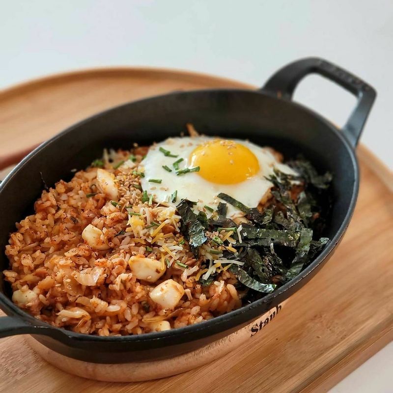 애매하게 남은 김치는 김치볶음밥으로 활용하면 딱좋죠! 김치를 잘게썰어 오징어랑 같이볶아서 김볶만들어준뒤에 치즈랑 김가루, 계란후라이 얹어주면 우리집 최애 한그릇메뉴 완성 :)  #한그릇요리 #혼밥 #집밥 #볶음밥 #김치요리 #김치볶음밥