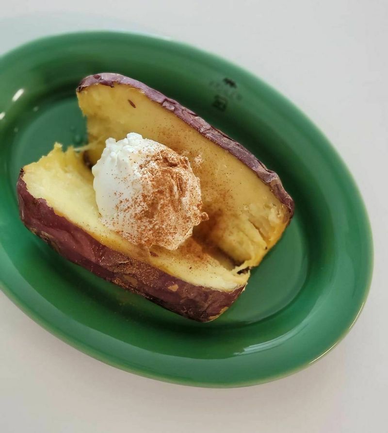 고구마 에프에 구워 사워크림이랑 시나몬 뿌려서 곁들이니 메인요리보다도 인기가 더 좋았어요 :)  #고구마요리 #집밥 #홈브런치 #허니버터고구마 #고구마