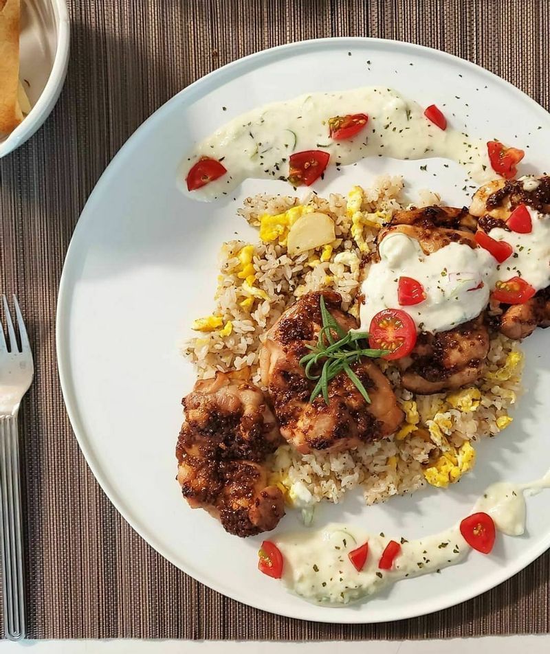 닭다리살 밑간해서 노릇노릇 구워낸뒤 계란볶음밥 위에 얹고 타르타르소스로 괜히 멋부리면 그럴싸한 한그릇 완성! #홈쿡 #온더테이블 #크리스마스 #치킨스테이크 #냉털 #홈파티 #집밥 #한그릇요리 #치킨