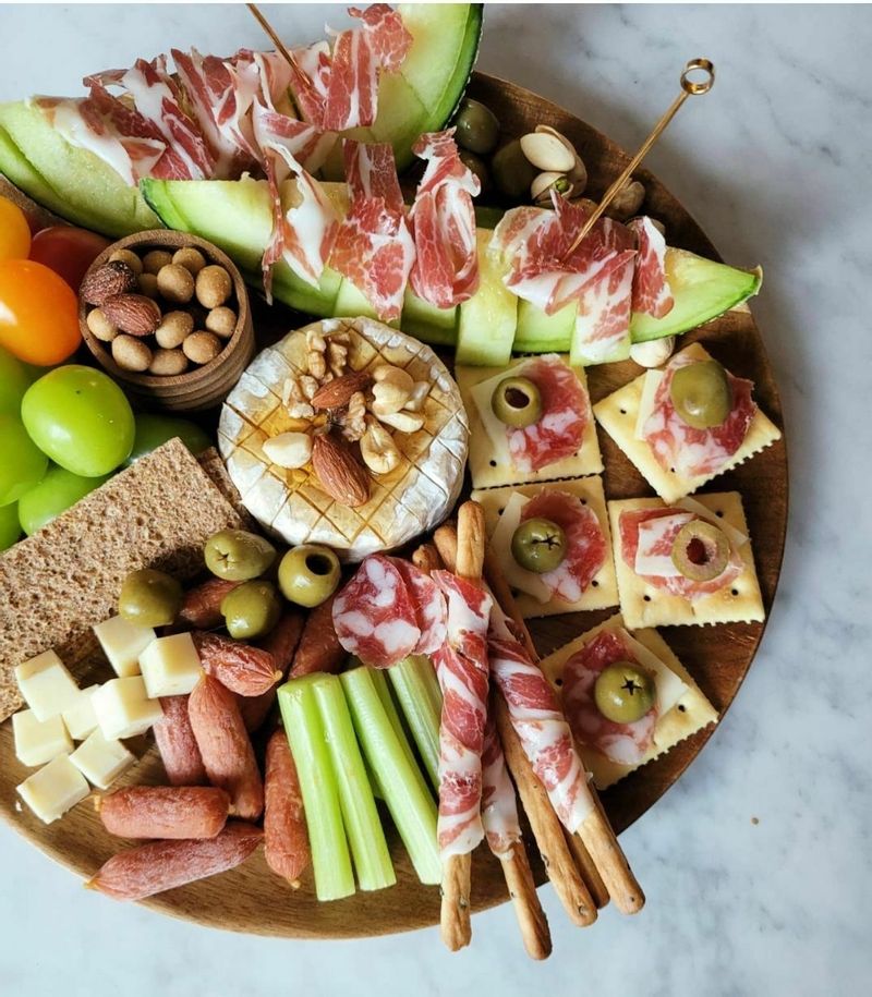 와인을 자주 즐기진 않아도 연말이 다가오면 꼭한번 만들게되는 와인플래터♡  요즘은 다양한재료를 쉽게 구할수 있어서 금방 만들수 있는것같아요!  #와인 #안주 #홈파티요리 #연말 #집들이음식 #홈파티 #와인플래터 #와인안주