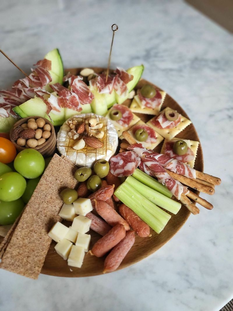 이번엔 프로슈토대신 코파를 써봤는데 요조합도 좋네용 :) 브리치즈에 꿀, 견과류 조합은 사랑입니다♡