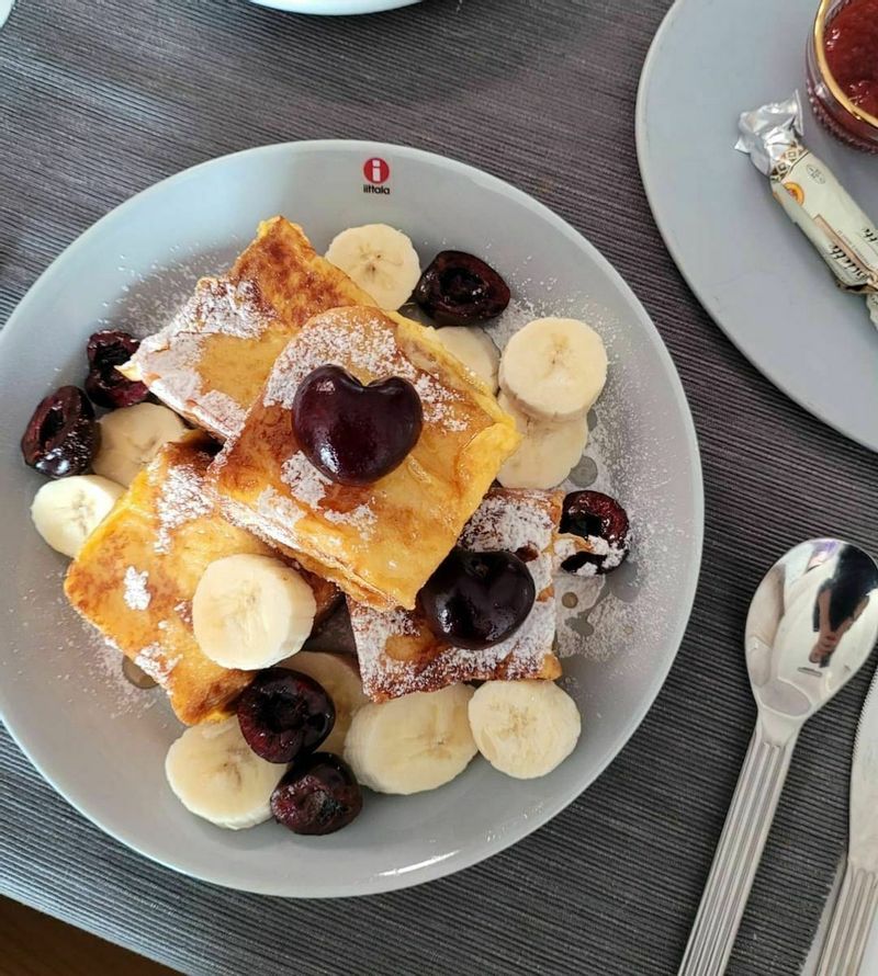 마침 딱 하트모양 체리가 있어서 정수리 뽀인트 줘봤지만 남편은 관심이 없었다고 한다.