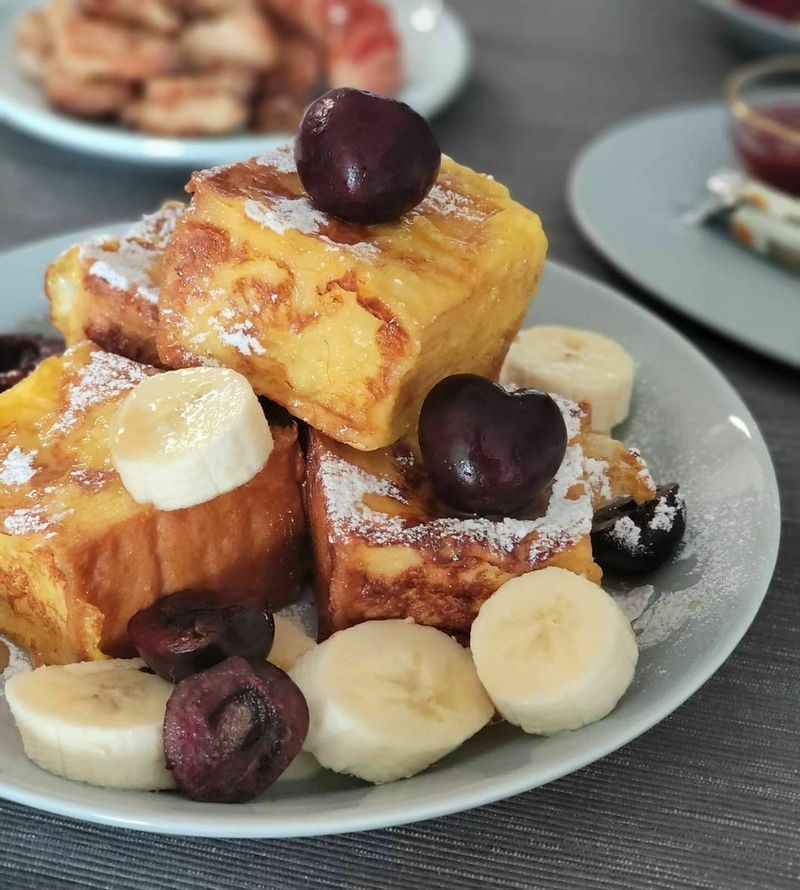 통식빵을 사서 큐브모양으로 잘라 프렌치토스트를 만들면 뭔가 더 맛있는 느낌도 들고 모양도 이뻐서 기분이 좋아요 :) #홈베이킹 #브런치 #홈디저트 #디저트 #토스트 #홈카페 #홈브런치 #프렌치토스트