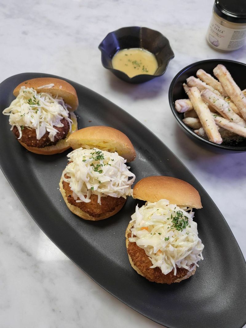 남은 모닝빵이랑 냉동실 새우살, 남은 양배추 활용해서 요렇게 새우버거 만들믄 아무도 냉털요리인지 모를만큼 그럴싸해요! #고구마 #고구마요리 #수제버거 #새우 #새우요리 #새우버거 #브런치 #홈브런치