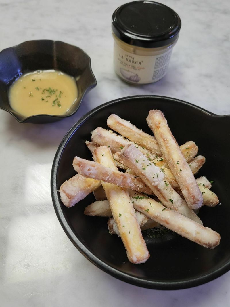 기름 올린김에 고구마도 하나 채썰어 튀겨줬더니 아주 조합이 좋네요ㅎ