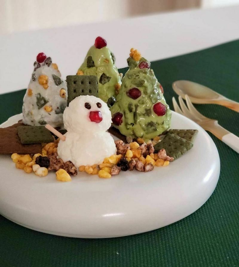 아이스크림이랑 그릭요거트, 크래커를 활용해서 연말느낌나는 디저트를 만들어보았어요ㅋㅋ #홈파티 #아이스크림 #홈브런치 #홈카페 #홈디저트 #디저트 #크리스마스메뉴 #연말