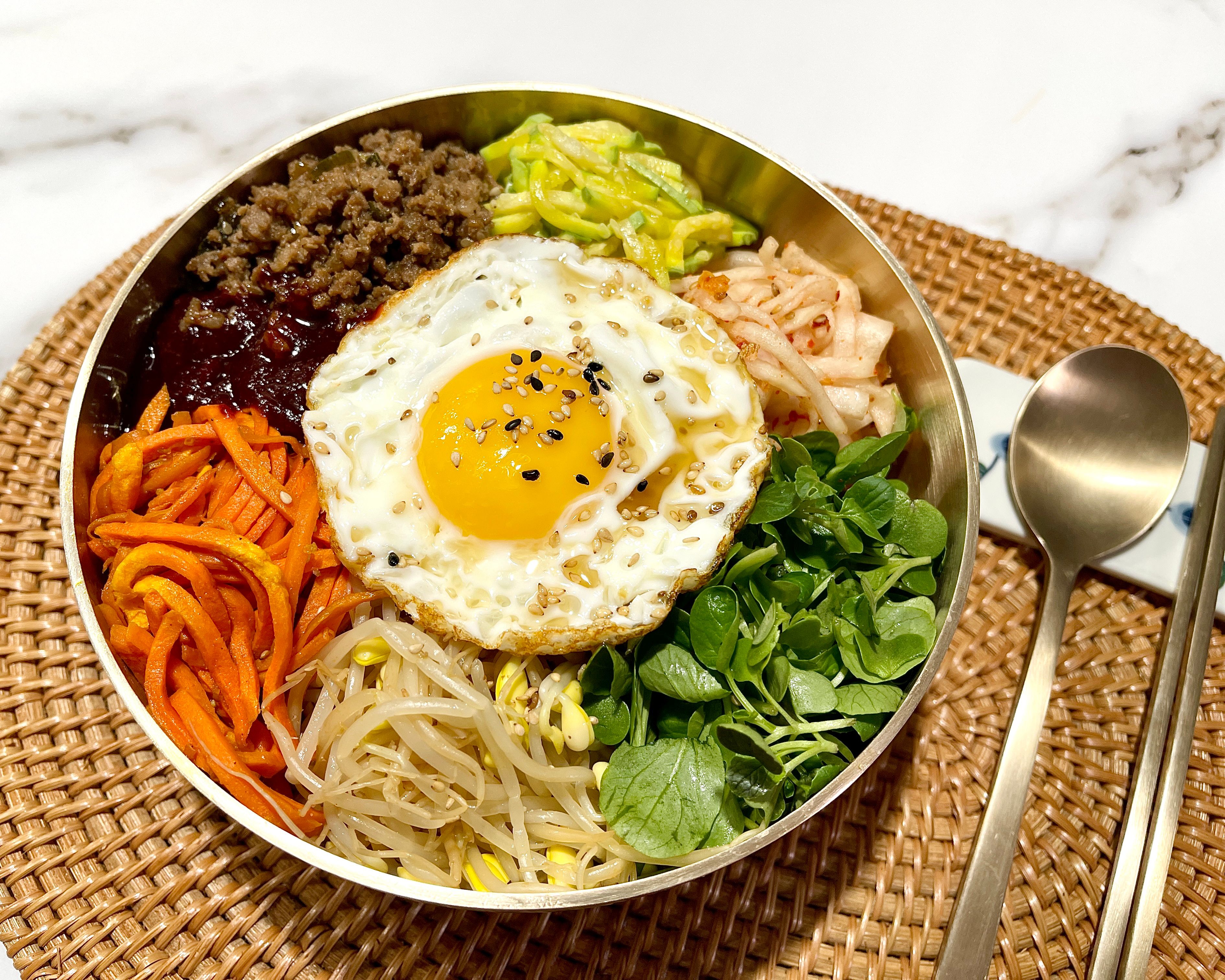 냉장고 털어서 비빔밥했어요. 별거 아닌데 힐링되는 맛!! 더워서 입맛 없었는 데 오랜만에 과식했네요.  #비빔밥 #무생채비빔밥 #나물비빔밥 