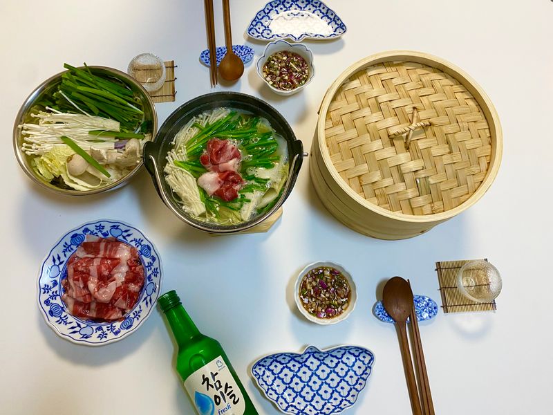 으슬으슬 날씨 쌀쌀한 날! 요거 하나면 끝이죠😉  찜으로 가볍게 한 입, 국물로 뜨끈하게 한 입👏 소주가 술술🍶  #집밥 #샤브샤브 #소주 #가족식사