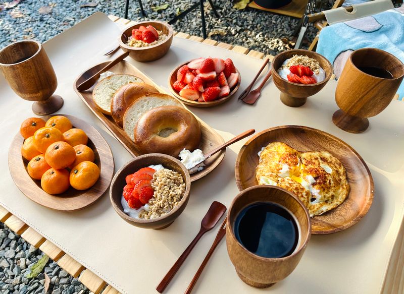 캠핑날 아침은 이만한 브런치가 없죠😉 베이글+커피 완벽 조합에 과일요거트와 단백질 두 알😝