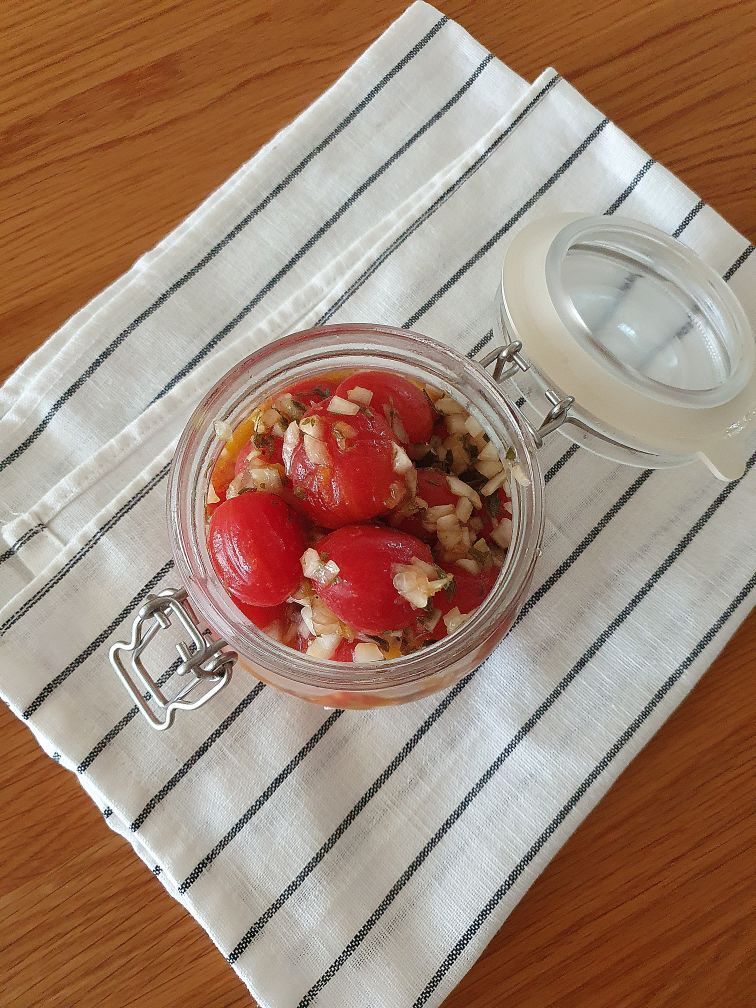 여름이면 더 생각나는 방토마리네이드~ 요리에 두루두루 활용하기도 좋고 반찬으로도 좋은것 같아요~   이케아 코르켄 유리병은 밀폐가  잘 되어 보관하기 넘 좋아요~   #그릇공유 #방울토마토마리네이드 #이케아코르켄 #밀폐용기 