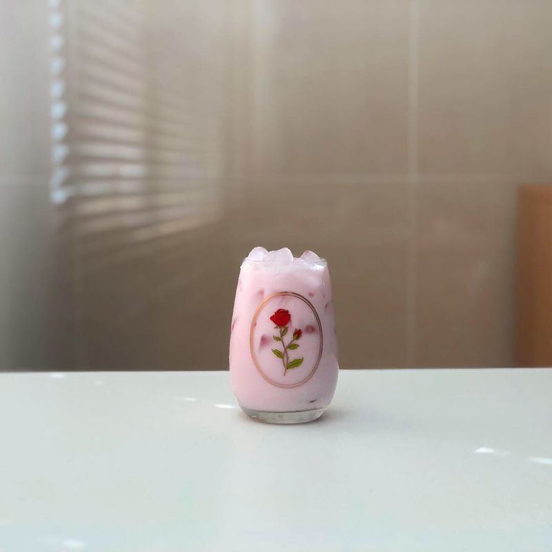 장미 코디얼로 만들어본 장미라떼🌹장미에이드🌹 색감 너무 예쁘죠❤️ 요런 에이드 담기 찰떡인 장미컵🌸 #홈카페 #온더테이블 #장미라떼