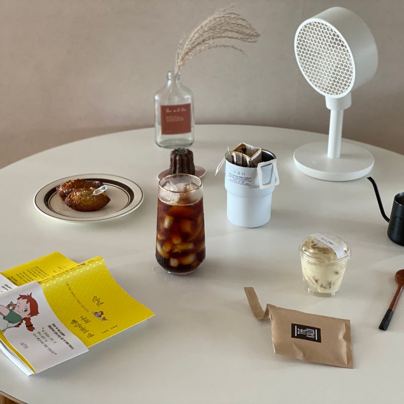 쉬는 날은 아이스 드립커피와 함께😌 은은하고 천천히 내려지는 커피 향이 더 여유가 느껴지는 것 같아 좋아하는 시간입니당,,❤️ #홈카페 #온더테이블 #드립커피 #홈스타그램