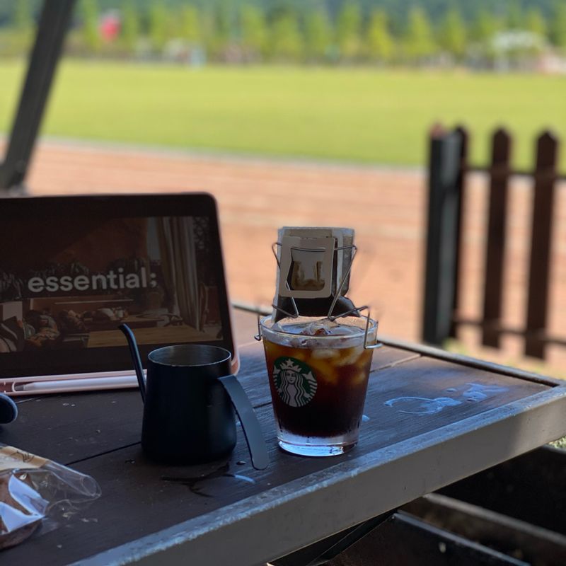 캠핑 담날 아침의 모닝커피☕️ 야외에서 마시는 커피는 또 맛이 달라요😋 캠핑하기 넘 좋은 계절입니다🍂 #홈카페 #캠핑 #드립커피 #드립체어 #아아 #모닝커피