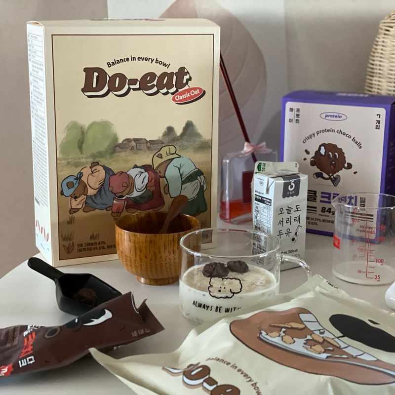 제가 아침 대용으로 자주 먹는 단백질 쉐이크입니당 :) 견과류도 잔뜩 들어있어 우유에 타먹으면 진짜 든든해요💪🏻 #홈카페 #온더테이블 #두잇