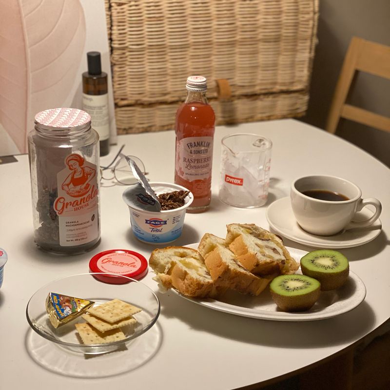 해가 금방 져서 아쉬운 겨울❄️이지만 아늑하게(?) 운동 가기 전 먹는 식사입니당. 요거트 + 그래놀라 조합 즐겨목는데 최근 산 그래놀라 중 제일 맛있어요😆