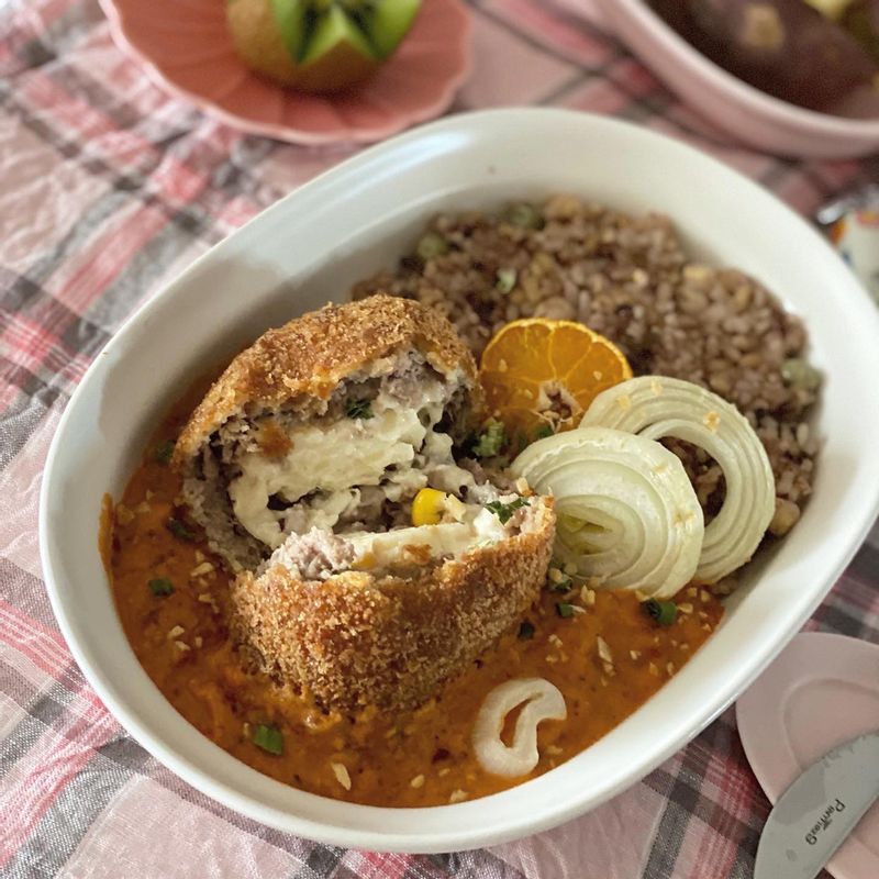 집에서 간편하게 즐긴 나일롱부엌 치즈함박카츠 :)  한우+한돈 조합이라 고기가 너무 부드럽고 촉촉한데다 소스도 개별포장 되어 있어서 원하는 맛조합대로 즐기기 좋았어요❤️  지금 최대 48% 할인중이래용!  상품태그 클릭해서 구경해보세요 :)